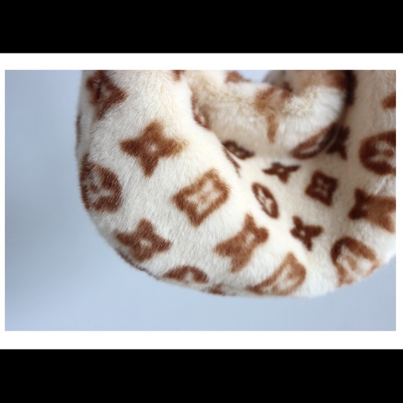 Faux Rabbit Fur Shoulder Bag 💕💕 - Picture 4 of 4